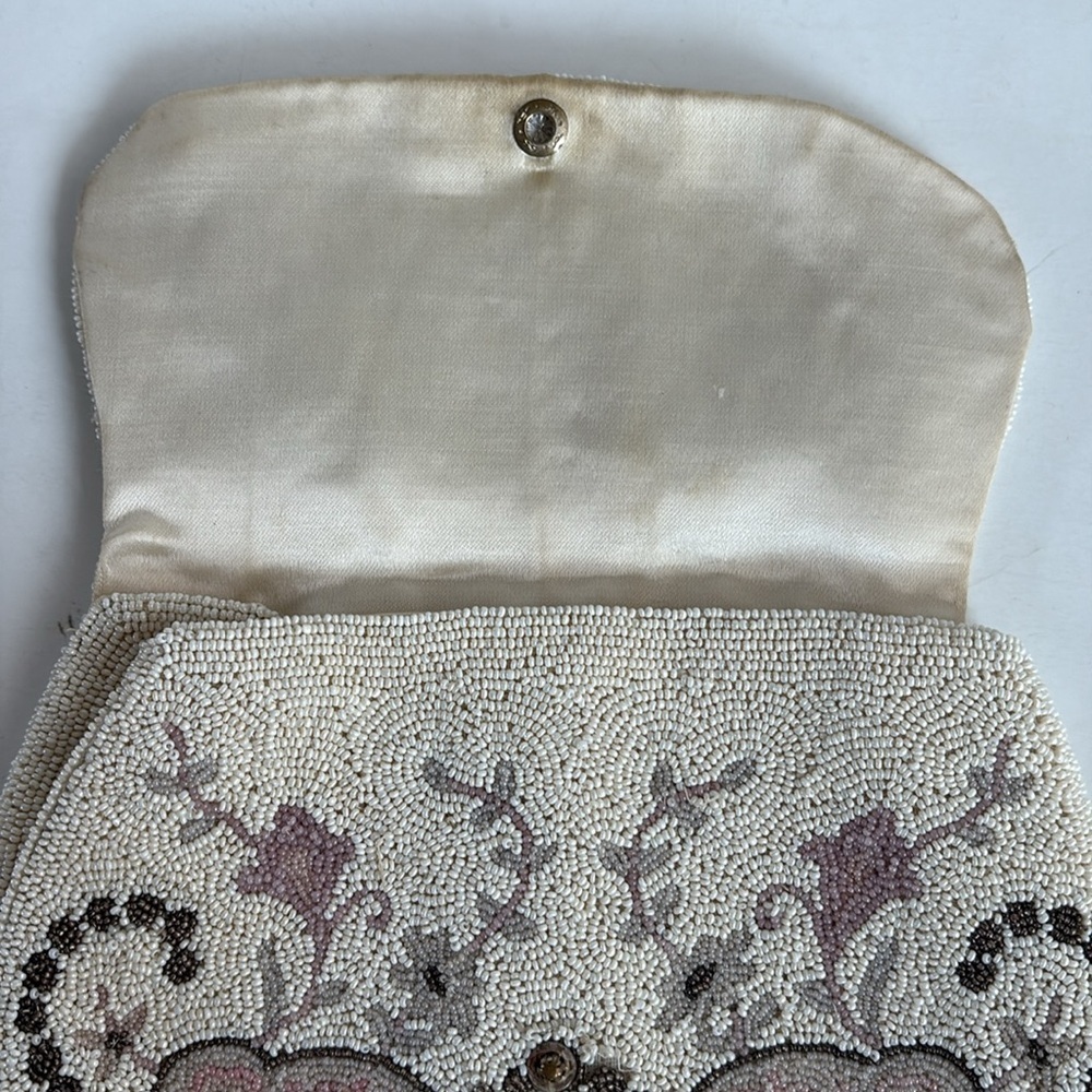 Antique 1920s Made in France cream beaded clutch silk interior. Cream brown pink - Picture 5 of 16
